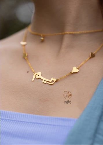 سلسال رقبة بتصميم سلسالين ممتزج بقلوب يساور عنقها...