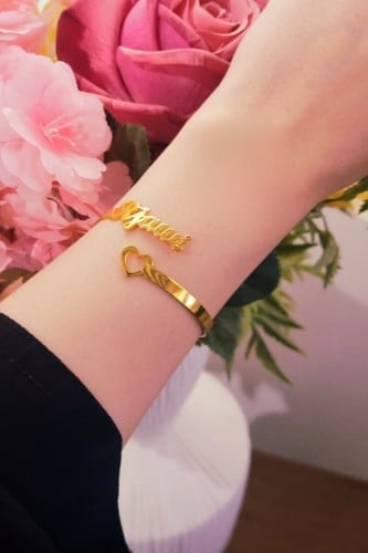 اسورة بالاسم وفي نهايتها قلب تصميم أنيق ورومانسي