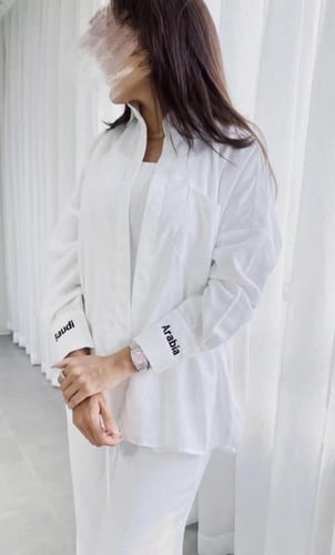 قميص كتان بتطريز شعار سيفين ونخلة