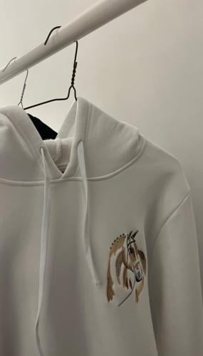 بلوفر بتصميم فريد الخيل