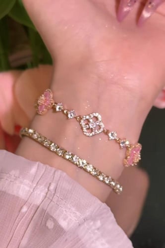 أسواره بريق الأناقة لمعصمك