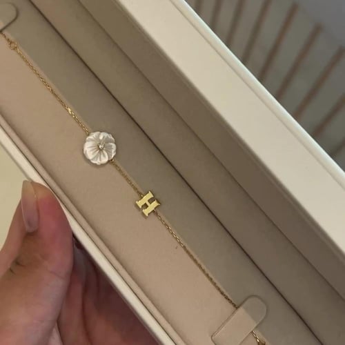 اسواره ناعمه بالاسم مع ورده انيقه