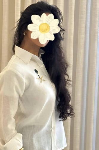 قميص كتان بتطريز شعار سيفين ونخلة