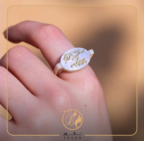 خاتم ملكي - بالاسم مرصع باثنين فصوص من الزركون الب...