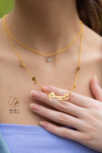 سلسال رقبة بتصميم سلسالين ممتزج بقلوب يساور عنقها...