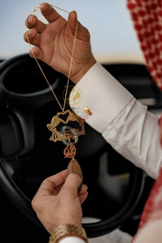 تعليقة كسرة العود بشكل قلب بيدين ترند