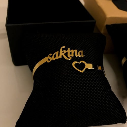 اسورة بالاسم وفي نهايتها قلب تصميم أنيق ورومانسي