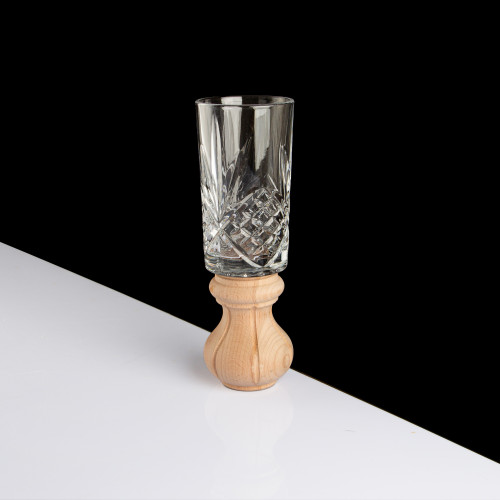 إناء زجاجي بقاعدة خشبية