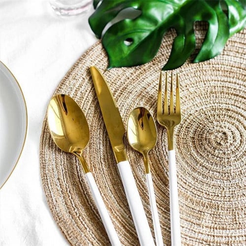 طقم أدوات تناول الطعام