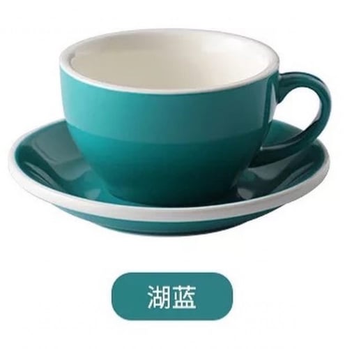 كوب كابتشينو مع صحن تقديم