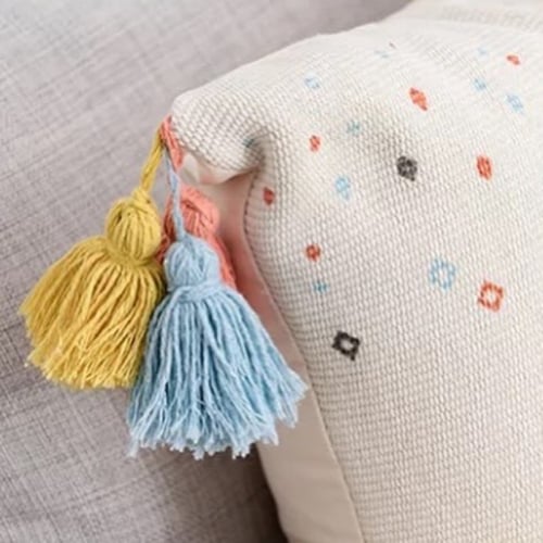 مخدة بقماش بارز