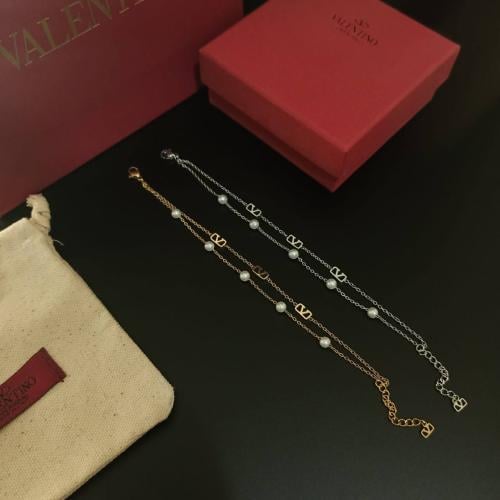 اسوارة ماركة فالنتينو