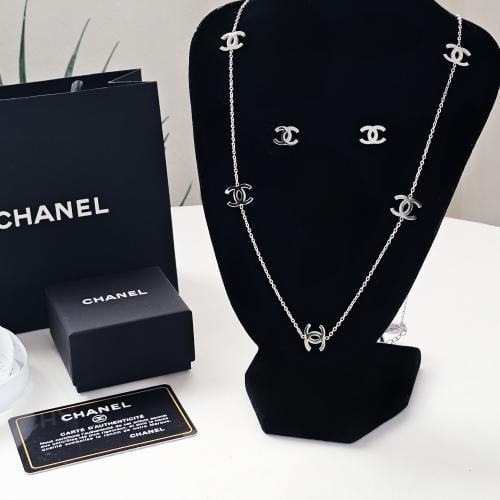 سلسال وحلق ماركة شانيل