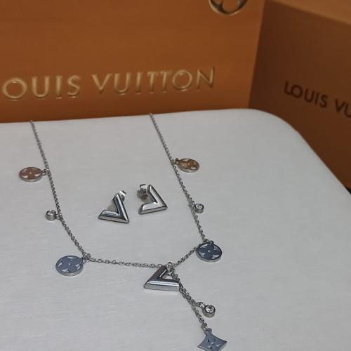 سلسال لويس فيتون مع حلقها