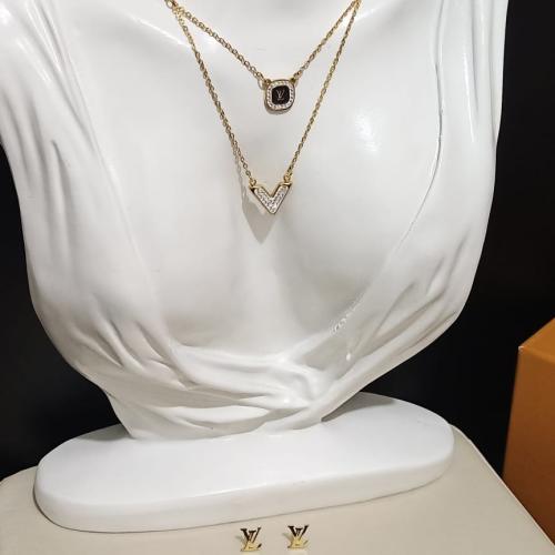 سلسال لويس فيتون مع حلقها