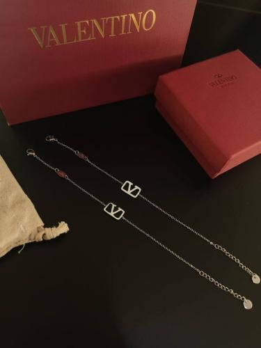 اسوارة ماركة فالنتينو فضي