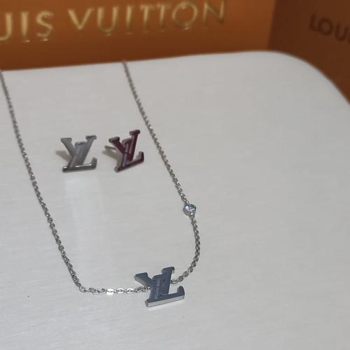 سلسال لويس فيتون مع حلقها