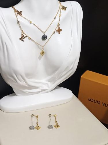 سلسال لويس فيتون مع حلقها