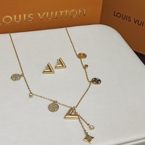 سلسال لويس فيتون مع حلقها