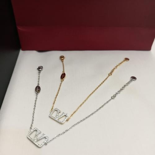 اسوارة ماركة فالنتينو