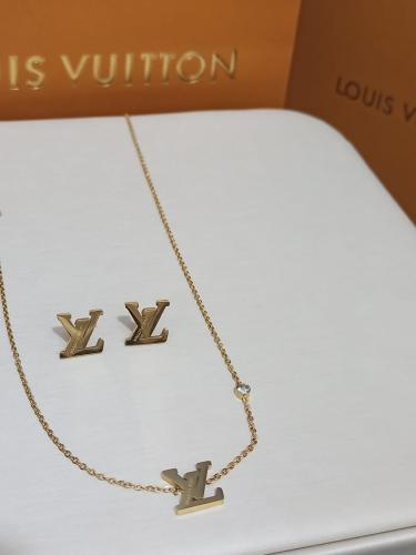 سلسال لويس فيتون مع حلقها