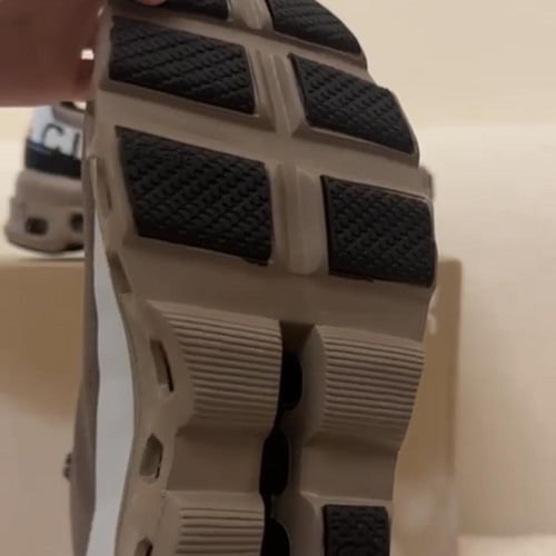 On Running Cloudmonster sneakers