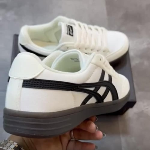 Onitsuka Tiger Advanti "Cream White/Black" sneaker...