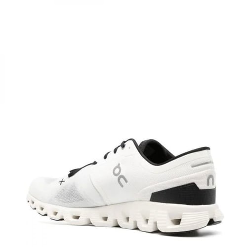 On Running Cloud X 3 trainers in white