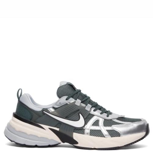 NIKE V2K RUN SNEAKER