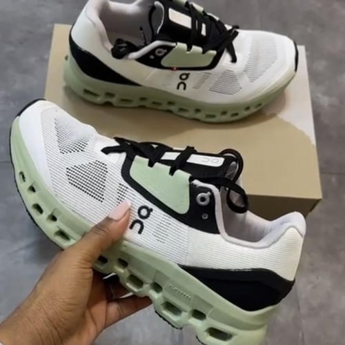 On Running Cloudstratus low-top sneakers