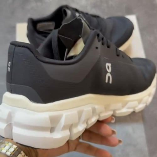 On Running Cloudstratus low-top sneakers