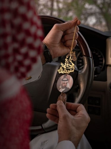 تعليقة سيارة بصوره مع رسمه الخيل