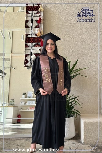 عباية تخرج فاخرة لون اسود مع وشاح تخرج بني بالاسم...