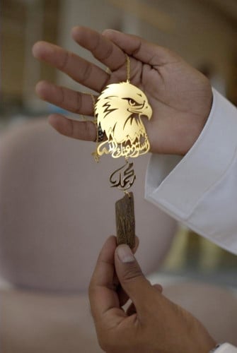 تعليقة كسرة العود بشكل الصقر