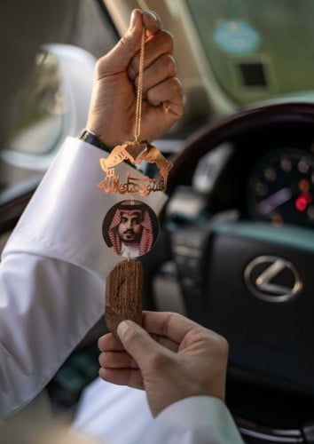 تعليقة سيارة بصوره مع رسمه يدين ترند وكسرة العود