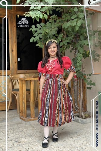 فستان احمر بشعار يوم التاسيس سدو احمر