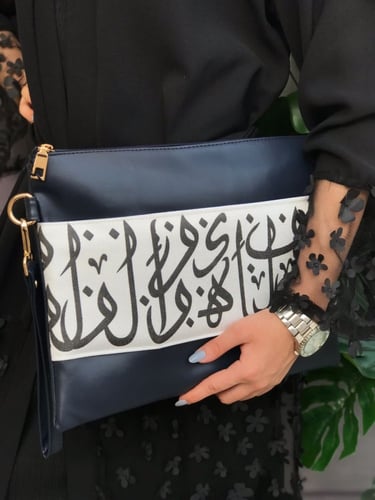 شنطة باوتش نسائي بالحروف العربيه متعددة الوان