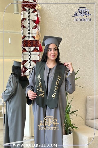 عباية تخرج رمادي فاتح مع وشاح تخرج بالاسم للبنات د...