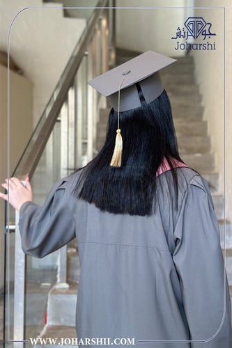 عباية تخرج رمادي غامق مع وشاح تخرج بالاسم للبنات و...
