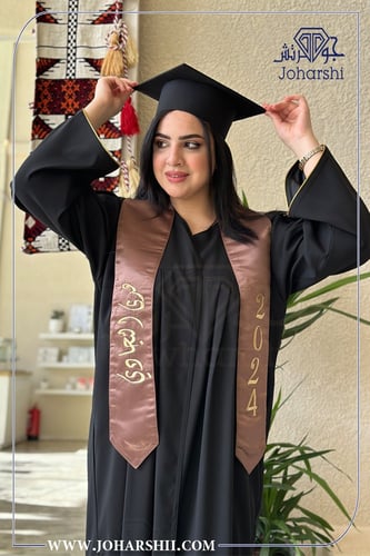 عباية تخرج فاخرة لون اسود مع وشاح تخرج بني بالاسم...