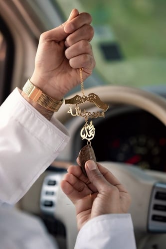 تعليقة كسرة عود للسيارة بيدين ماسكين قلب