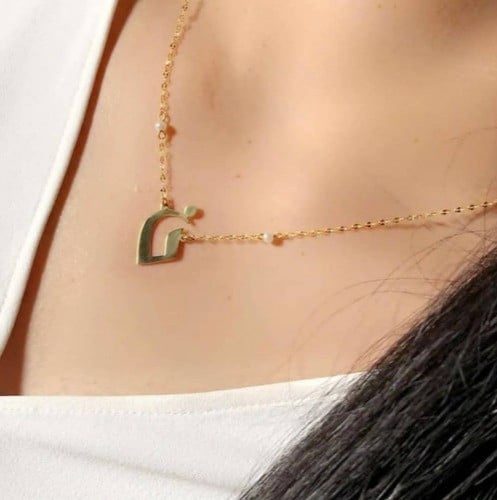 سلسال لؤلؤ مطلي ذهب بتصميم أنيق