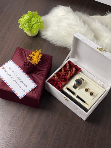 بوكس هدايا رجالي أنيق مع ورد وكلمات مميزة