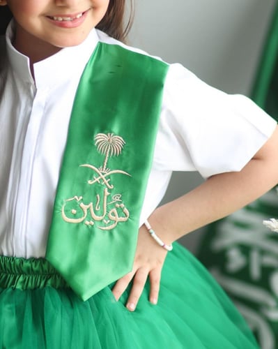 طقم اليوم الوطني بنمط بناتي ( تنوره اخضر مع قميص ا...