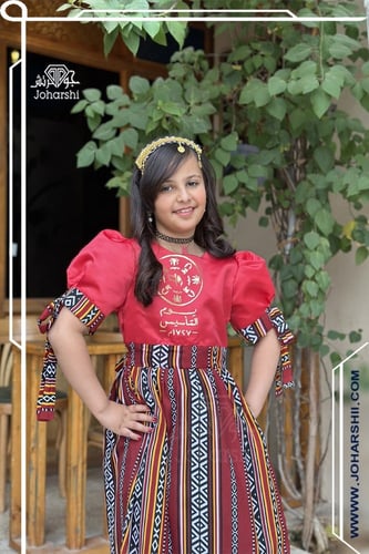 فستان احمر بشعار يوم التاسيس سدو احمر