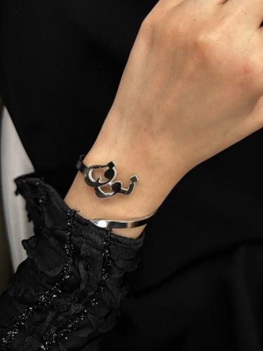 اسوارة نسائية بحفر الاسم