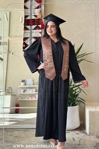 عباية تخرج فاخرة لون اسود مع وشاح تخرج بني بالاسم...