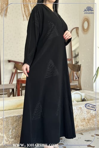 عباية سوداء مطرزة من الامام والجنب تطريز اهاري