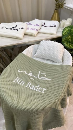 شرشف بطانية مواليد تطريز لون زيتي فاتح