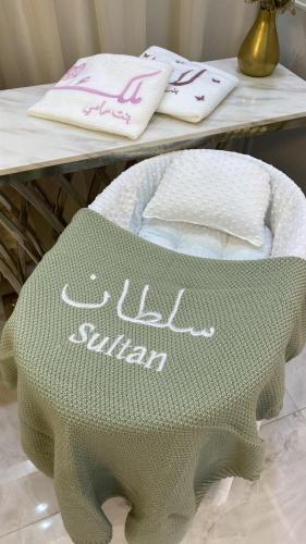 شرشف بطانية مواليد تطريز لون زيتي فاتح